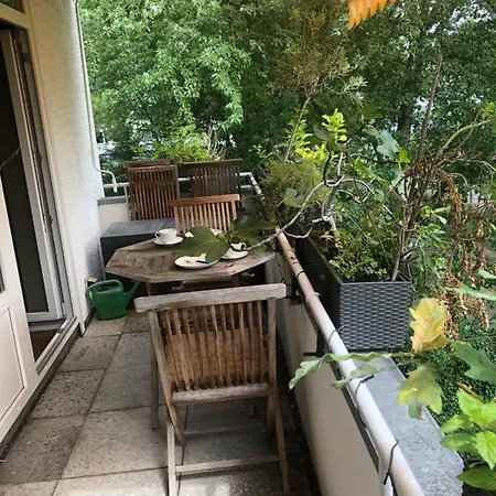 Bonn: Rhein Und Zentrum Vor Der Türe * Bonn