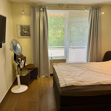 Bonn: Rhein Und Zentrum Vor Der Tuere Apartment Bonn